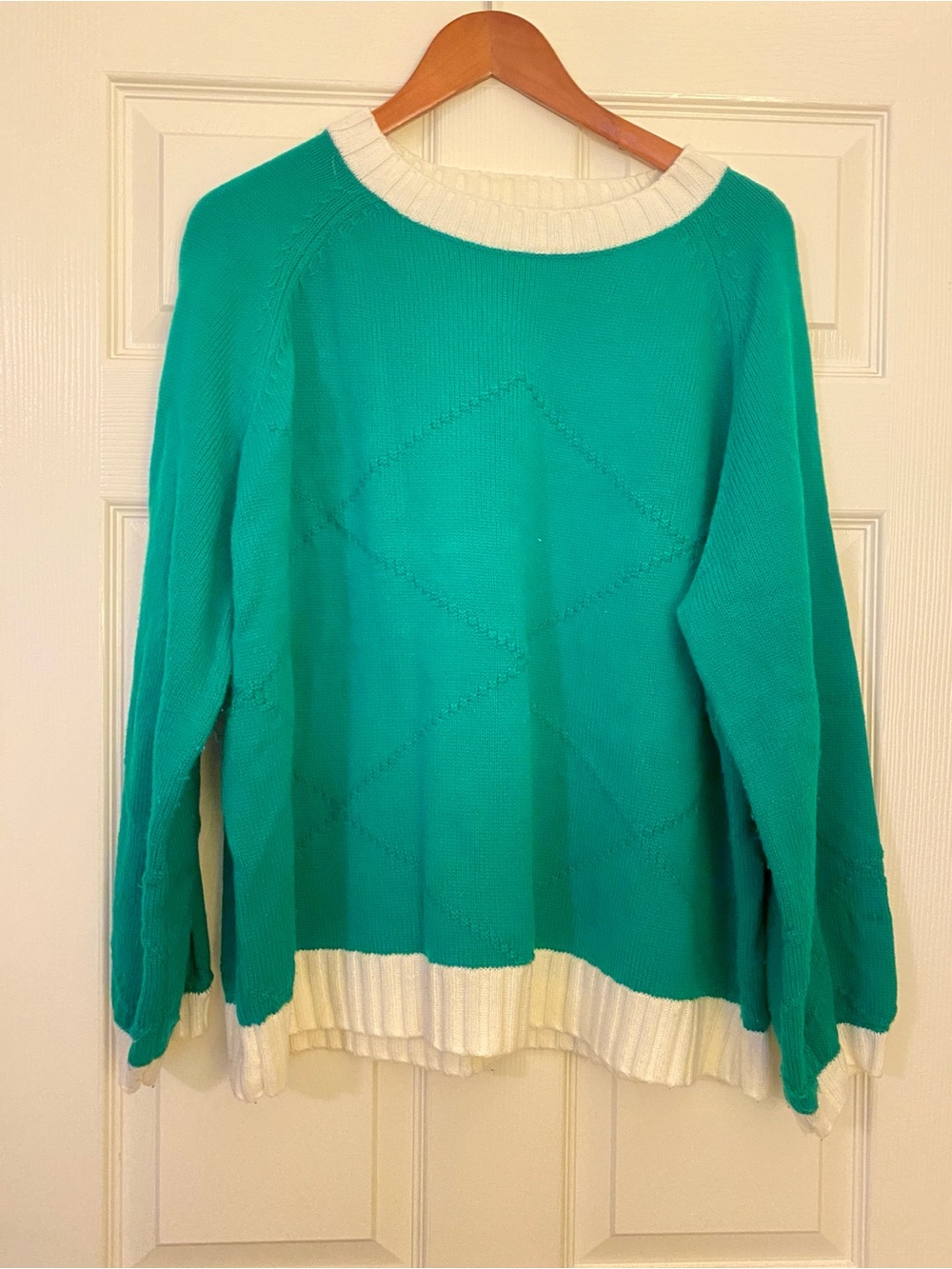 Crewneck Sweater in green with white trim